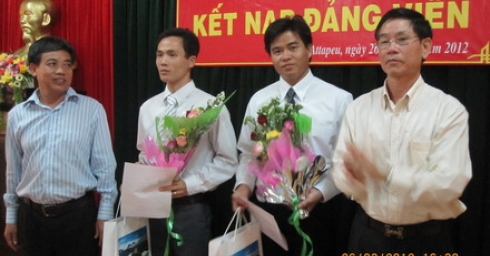 LỄ KẾT NẠP ĐẢNG VIÊN MỚI TRÊN CÔNG TRƯỜNG THỦY ĐIỆN XEKAMAN 1