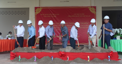 CÔNG TY CỔ PHẦN ĐIỆN VIỆT LÀO THAM GIA XÂY DỰNG “NHÀ TÌNH NGHĨA”