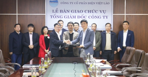 LỄ BÀN GIAO CHỨC VỤ TỔNG GIÁM ĐỐC CÔNG TY CỔ PHẦN ĐIỆN VIỆT LÀO